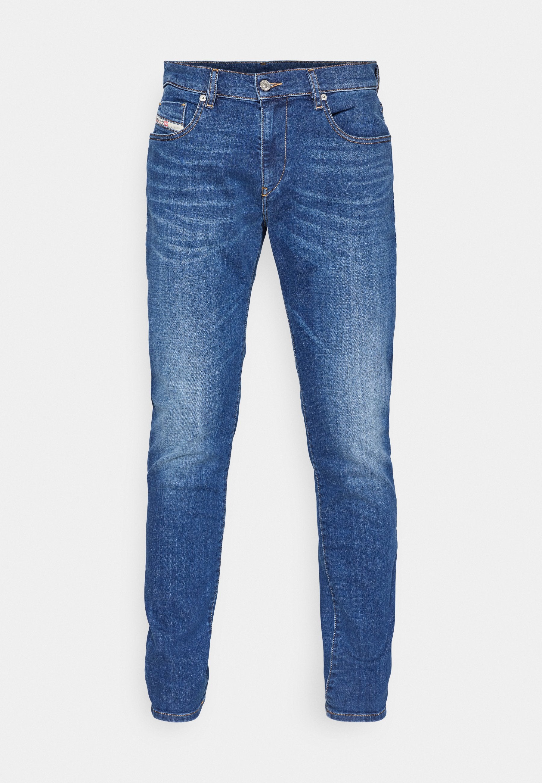 Blaue Denim-Jeans mit geradem Bein, heller Waschung, fünf Taschen, Knopfverschluß und orangen Nähten.