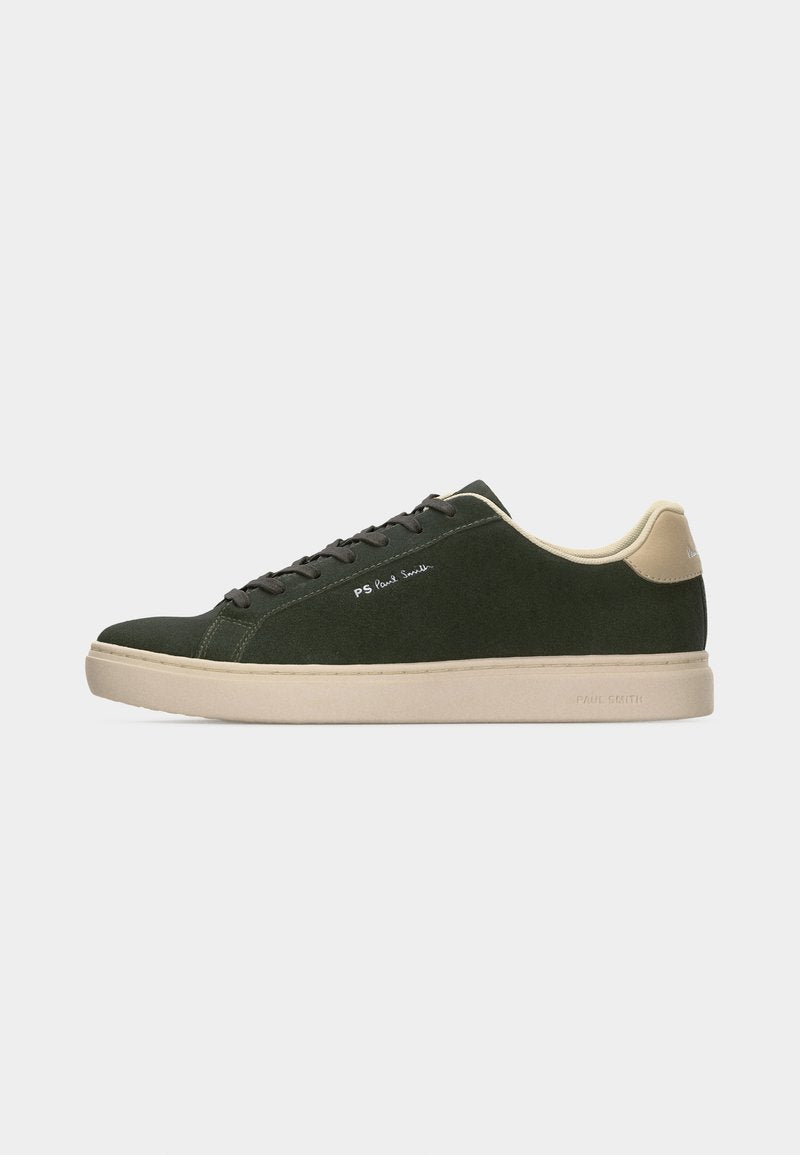 Dunkelgrüner Sneaker in niedrigem Schnitt mit beiger Sohle und Fersenlasche, schwarzen Schnürsenkeln und "PS Paul Smith"-Logo an der Seite.