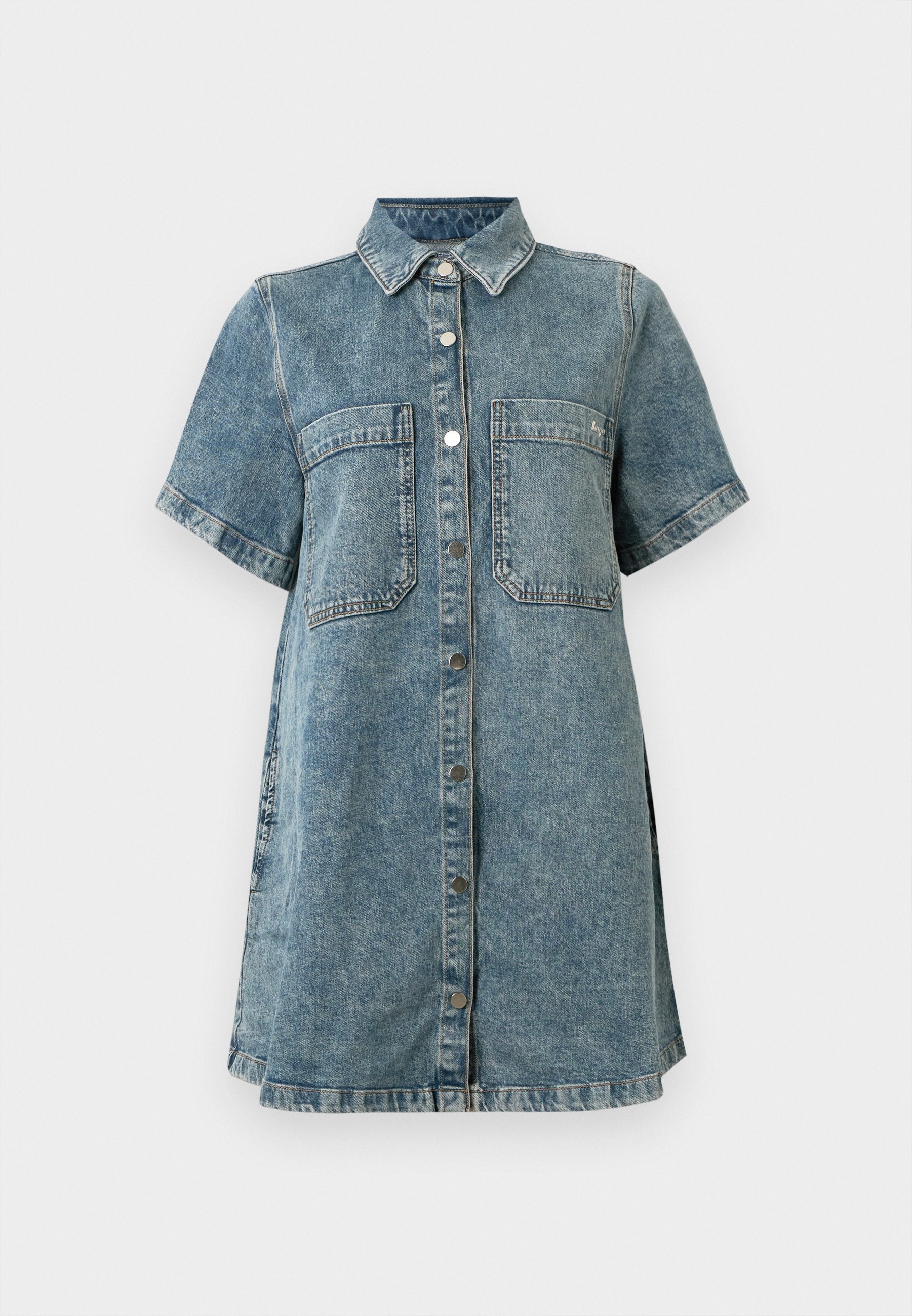 Jeanshemd-Kleid in Hellblau mit kurzen Ärmeln, durchgehendem Knopfverschluss, zwei Brusttaschen und leicht ausgestellter Form.