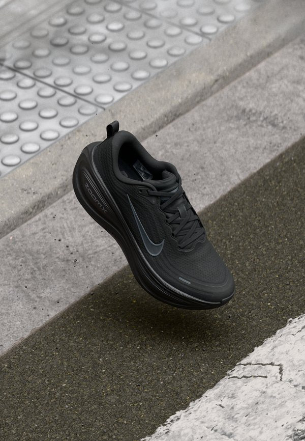 Nike Performance VOMERO PLUS - Road running shoes - black/dark smoke grey/metallic dark grey/cool grey