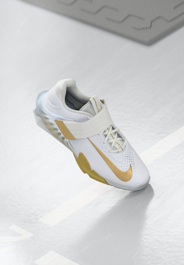Nike Performance SAVALEOS - Training shoe - white/metallic gold/wolf grey/ photon dust
