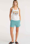 Weißes Tanktop mit grafischem Text und Mustern, kombiniert mit türkisfarbenen Shorts. Die Shorts haben seitliche Taschen und einen entspannten Schnitt und werden mit schwarzen Schippersandalen getragen.
