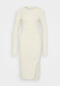 Strickkleid mit langen Ärmeln, cremefarbenen und weißen horizontalen Streifen, rundem Halsausschnitt und einem seitlichen Schlitz am Saum. Weicher Stoff und taillierter Schnitt.