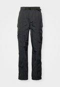 Schwarze Cargo-Hosen aus einem leichten, strukturierten Stoff. Zu den Merkmalen gehören ein Gürtel, seitliche Taschen und Nähdetails. Normale Passform.