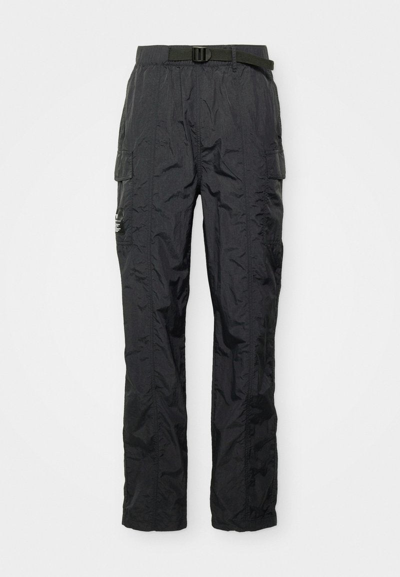 Schwarze Cargo-Hosen aus einem leichten, strukturierten Stoff. Zu den Merkmalen gehören ein Gürtel, seitliche Taschen und Nähdetails. Normale Passform.