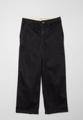 Schwarze Baumwollhose mit geradem Bein, Knopfverschluss und seitlichen Taschen. Glatte Textur, minimalistische Details und ein neutraler Hosenbund.