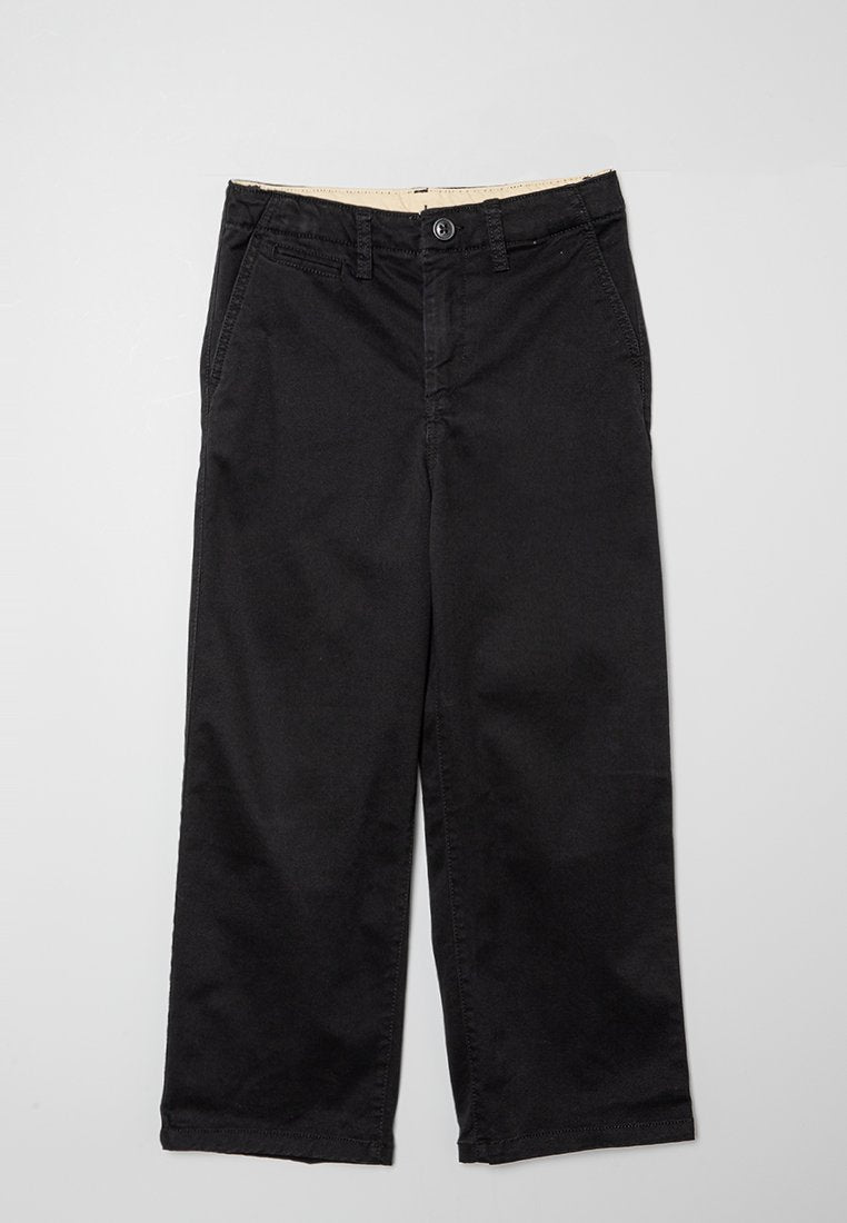 Schwarze Baumwollhose mit geradem Bein, Knopfverschluss und seitlichen Taschen. Glatte Textur, minimalistische Details und ein neutraler Hosenbund.