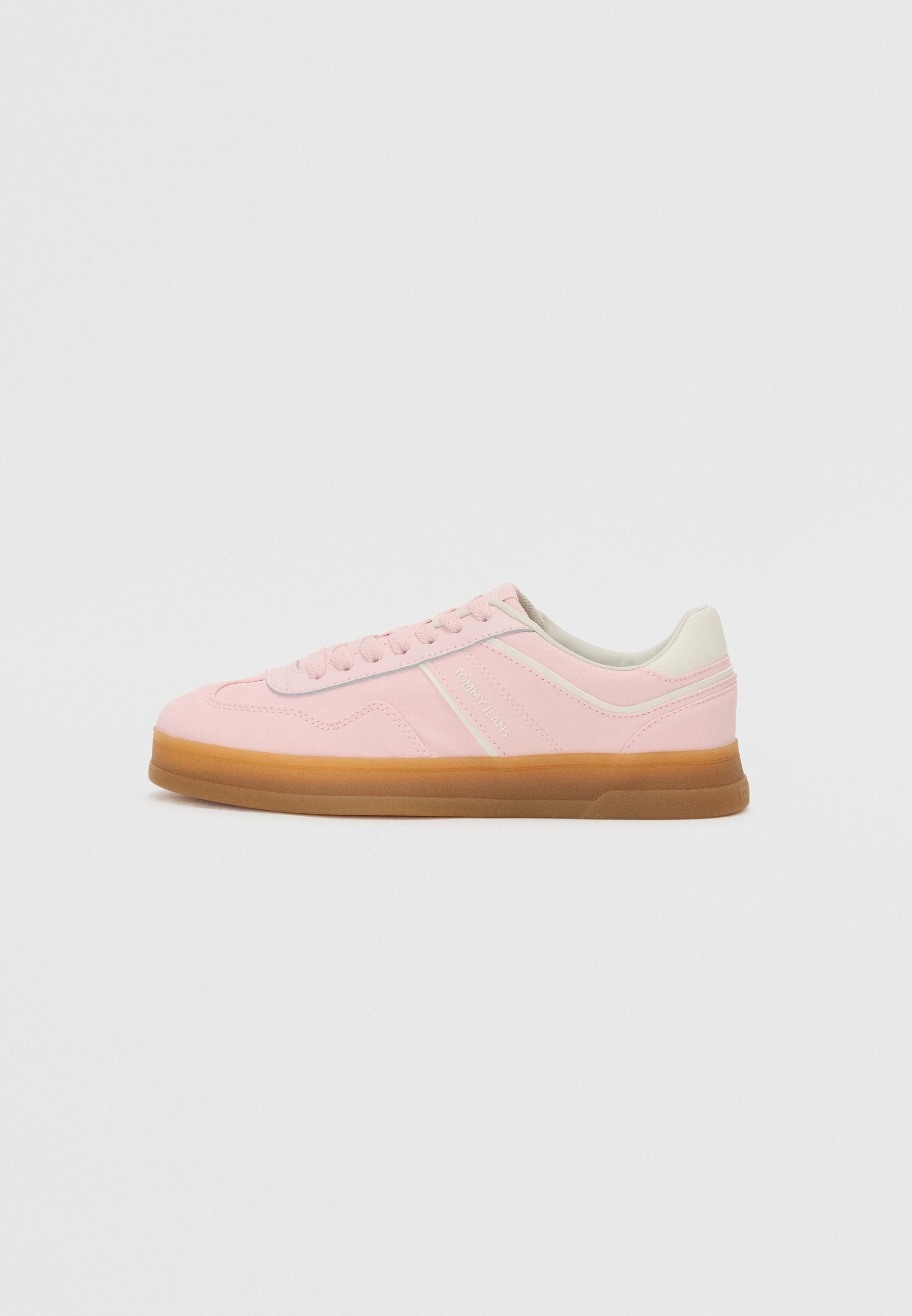 Rosa Sneakers aus Wildleder und synthetischen Materialien, weiße Akzente, runde Zehenform und eine Gummisohle; Schnürsenkel und Markenlogo an der Seite.