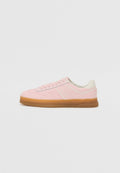 Rosa Sneakers aus Wildleder und synthetischen Materialien, weiße Akzente, runde Zehenform und eine Gummisohle; Schnürsenkel und Markenlogo an der Seite.