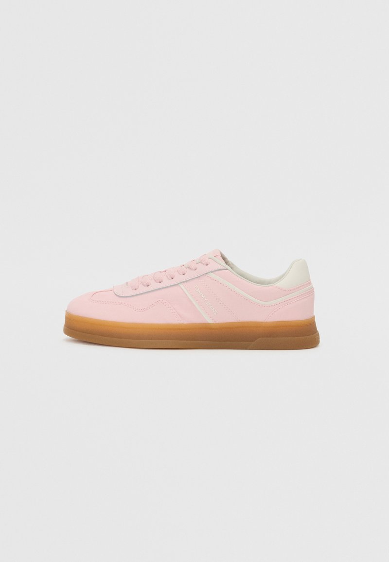 Rosa Sneakers aus Wildleder und synthetischen Materialien, weiße Akzente, runde Zehenform und eine Gummisohle; Schnürsenkel und Markenlogo an der Seite.