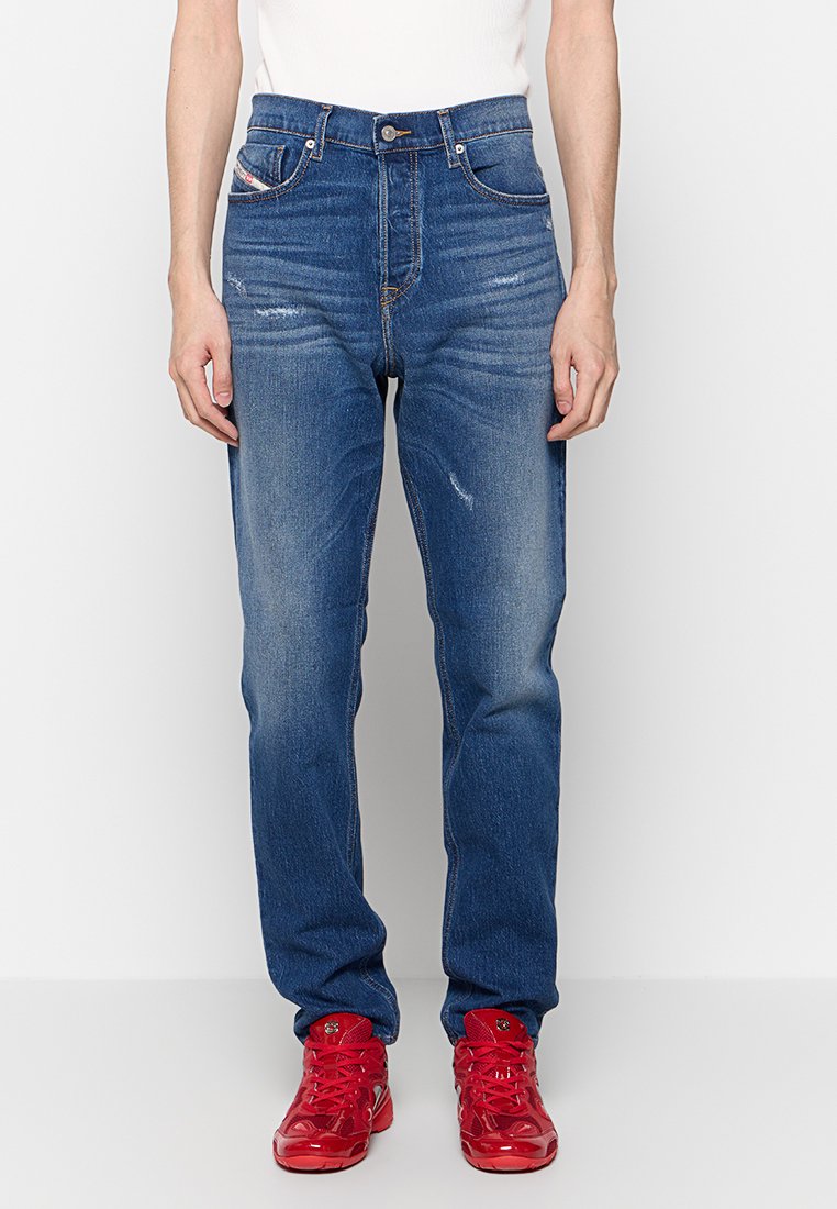 Blaue Jeans aus Denim mit geradem Schnitt, versehen mit verblassten Stellen und subtilen Abnutzungsspuren. Fünf-Taschen-Design mit Knopfverschluss.