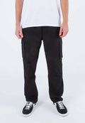Schwarze Cargo-Hosen mit mehreren Seitentaschen, aus strapazierfähigem Stoff. Gerades Bein-Design, getragen mit schwarzen Sneakern und einem weißen T-Shirt.