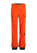 Orange Skihosen aus wasserabweisendem Material mit mehreren Cargo-Taschen und schwarzen Akzenten am unteren Teil für mehr Haltbarkeit.