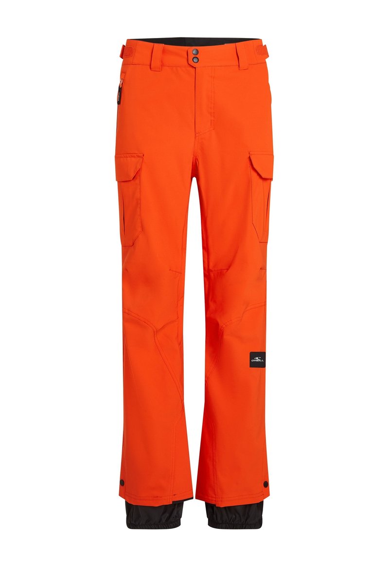 Orange Skihosen aus wasserabweisendem Material mit mehreren Cargo-Taschen und schwarzen Akzenten am unteren Teil für mehr Haltbarkeit.