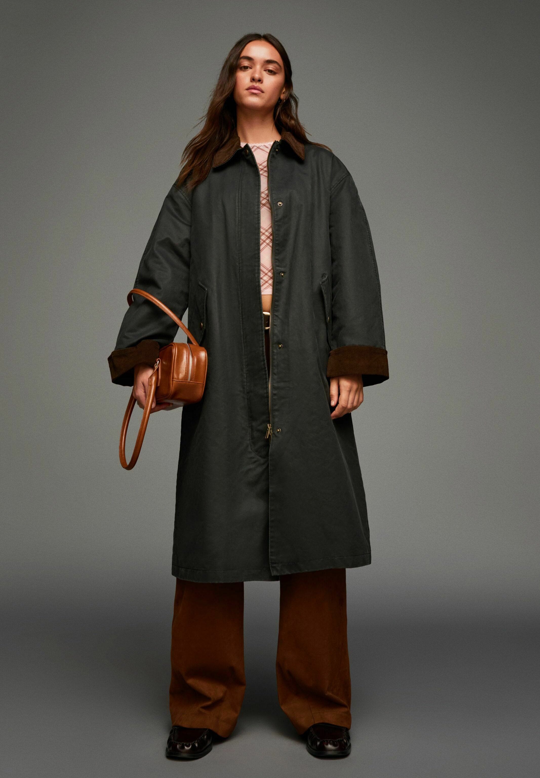 Bershka WITH CONTRAST COLLAR