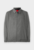 GrauJacke mit kragenförmigem Ausschnitt, vorderem Reißverschluss und Seitentaschen. Aus einem strukturierten Stoff mit elastischen Bündchen.