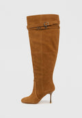 Braune Wildleder-Stiefel über dem Knie mit spitzem Zeh, Stiletto-Absatz und einem Riemendetail im oberen Bereich. Glatte Textur und enganliegendes Design.
