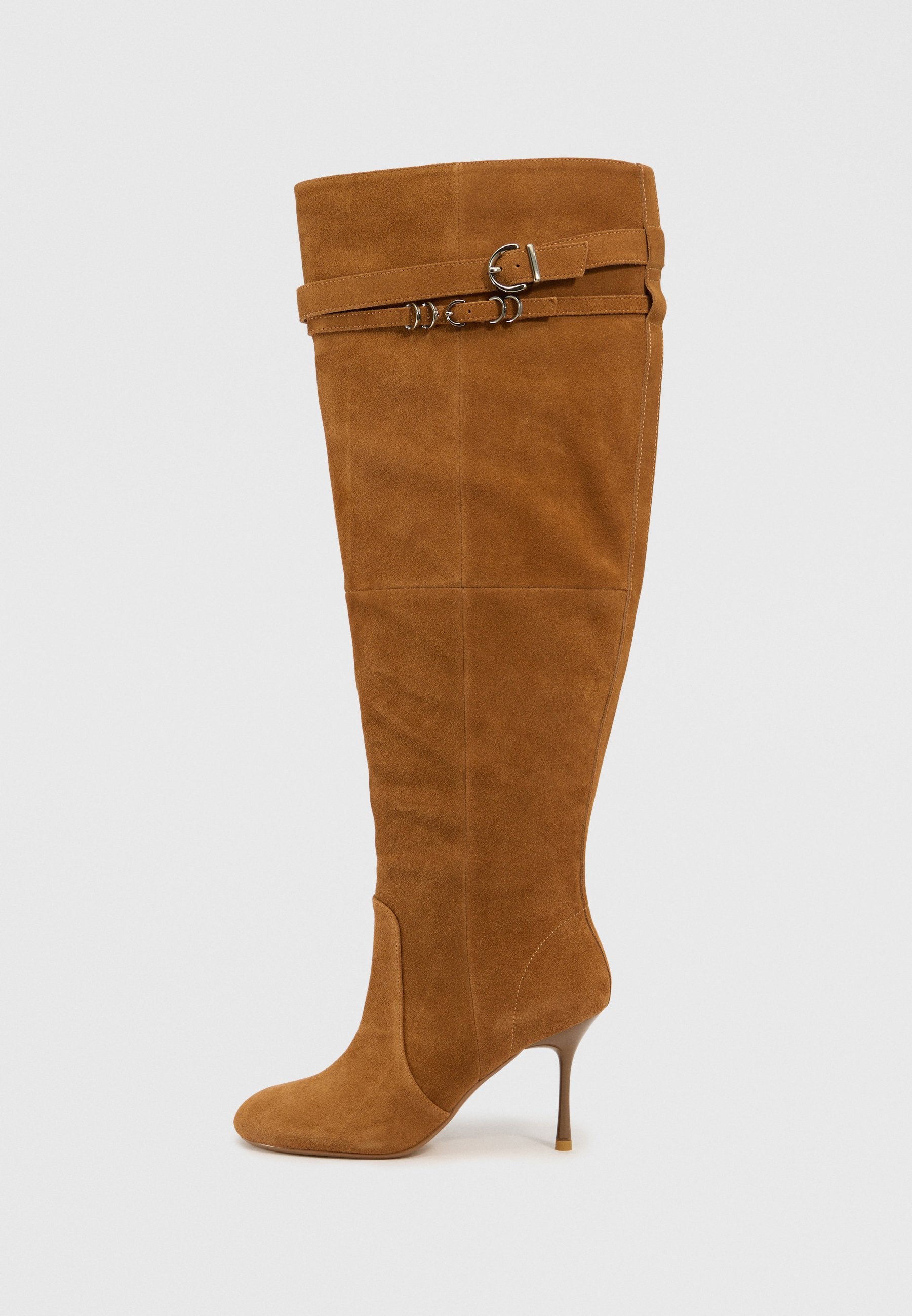 Braune Wildleder-Stiefel über dem Knie mit spitzem Zeh, Stiletto-Absatz und einem Riemendetail im oberen Bereich. Glatte Textur und enganliegendes Design.