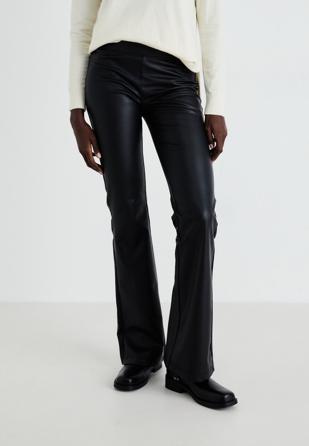 ONLPOPTRASH COATED PULL UP FLAR PANT  Media 3