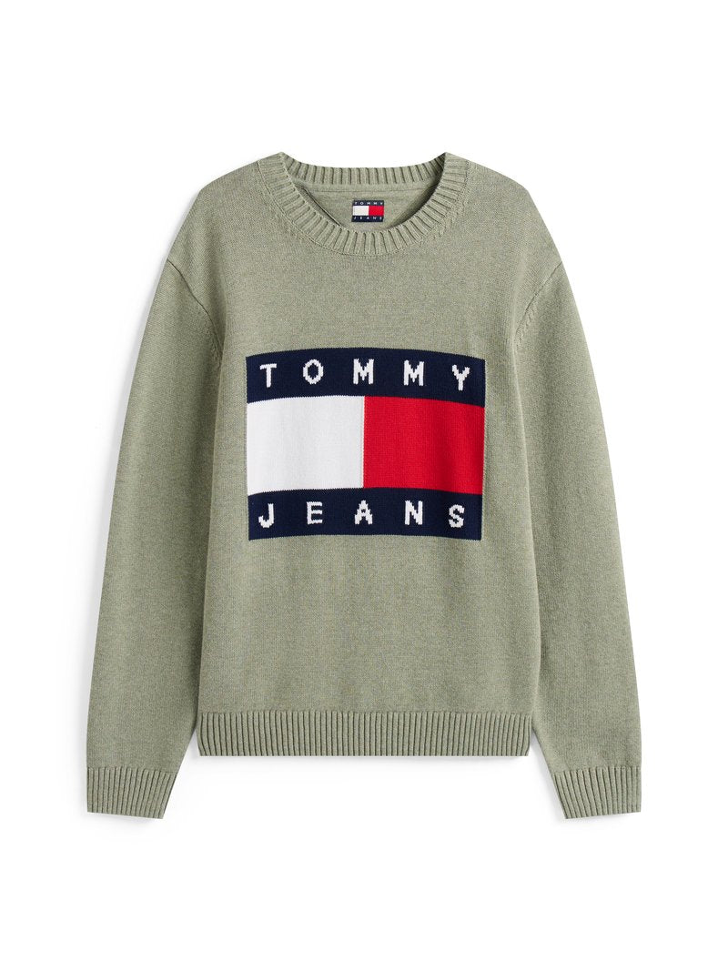 Grüner Strickpullover mit großem Blockdesign, das "TOMMY" und "JEANS" in Weiß, Rot und Marineblau zeigt. Gerippter Halsausschnitt und Bündchen.