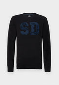 Schwarzes Sweatshirt mit langen Ärmeln, mit strukturierten, navyblauen "SD"-Buchstaben und dem Text "SALTY DOG" darunter auf der Vorderseite.