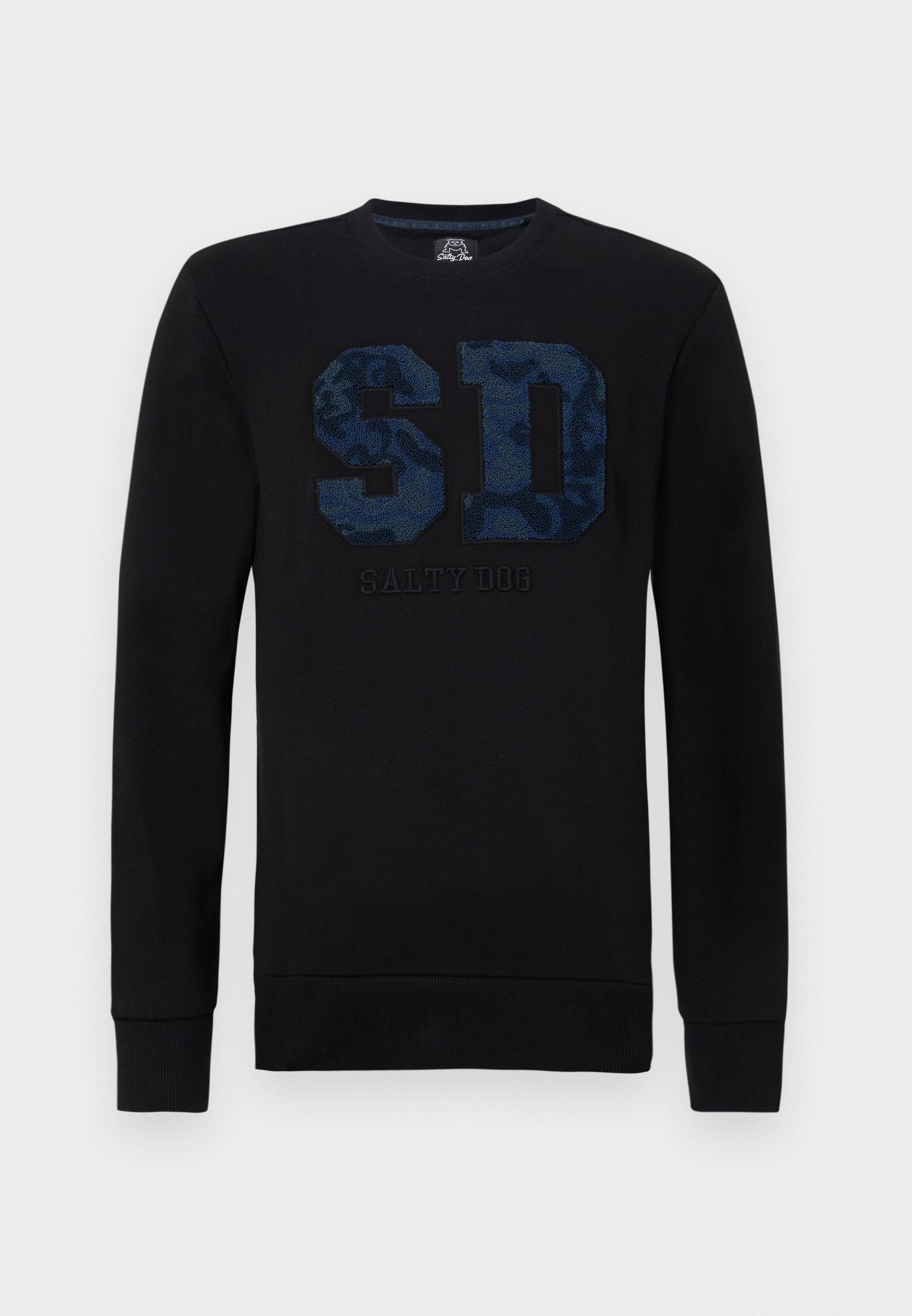 Schwarzes Sweatshirt mit langen Ärmeln, mit strukturierten, navyblauen "SD"-Buchstaben und dem Text "SALTY DOG" darunter auf der Vorderseite.