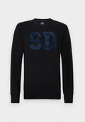 Schwarzes Sweatshirt mit langen Ärmeln, mit strukturierten, navyblauen "SD"-Buchstaben und dem Text "SALTY DOG" darunter auf der Vorderseite.