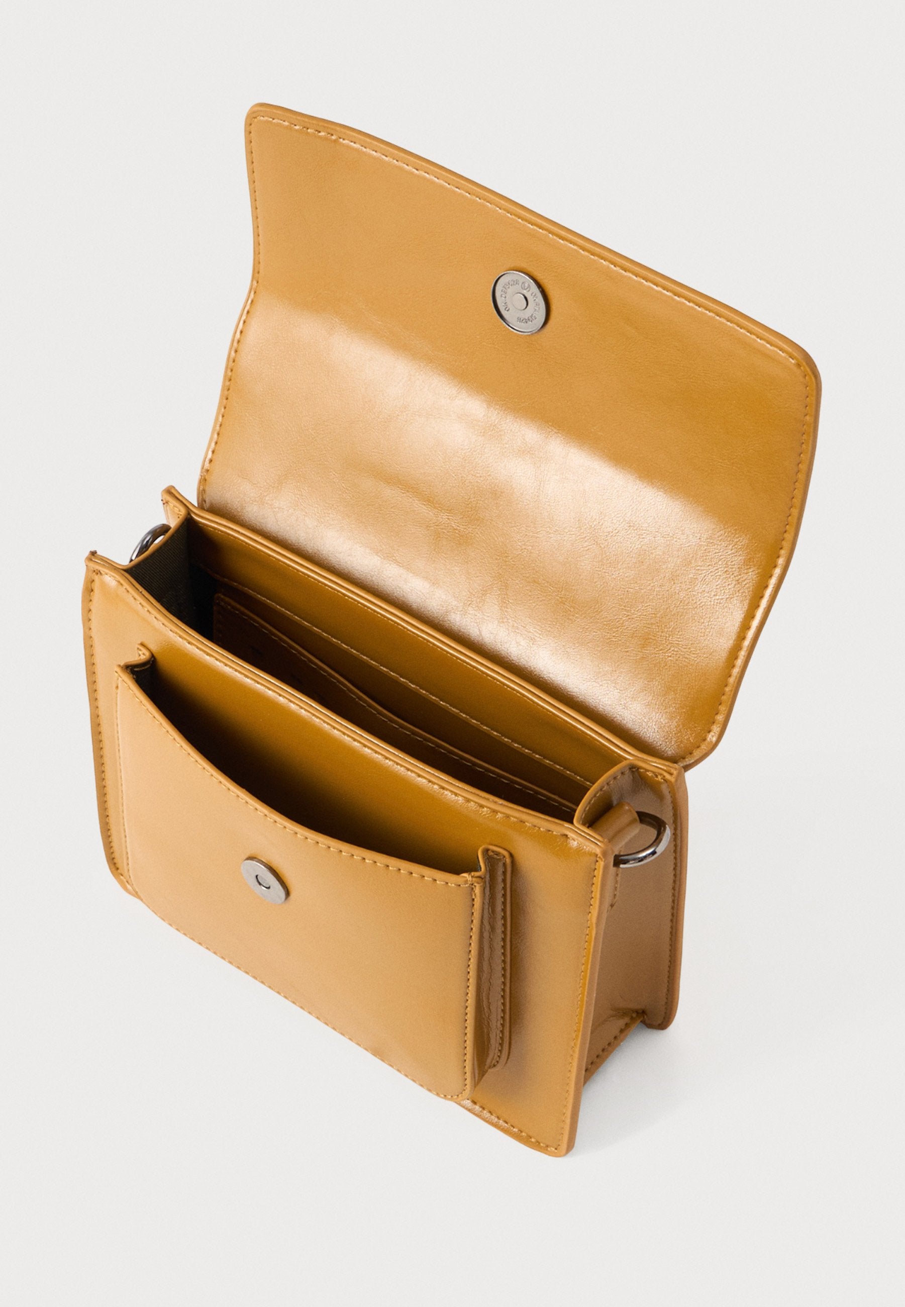 HVISK CAYMAN POCKET STRUCTURE