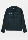 Schwarzer Nike Langarm-Pullover mit gesteppter Brustpartie, halbhohem Reißverschlusskragen und gelbem Streifen an den Ärmeln.