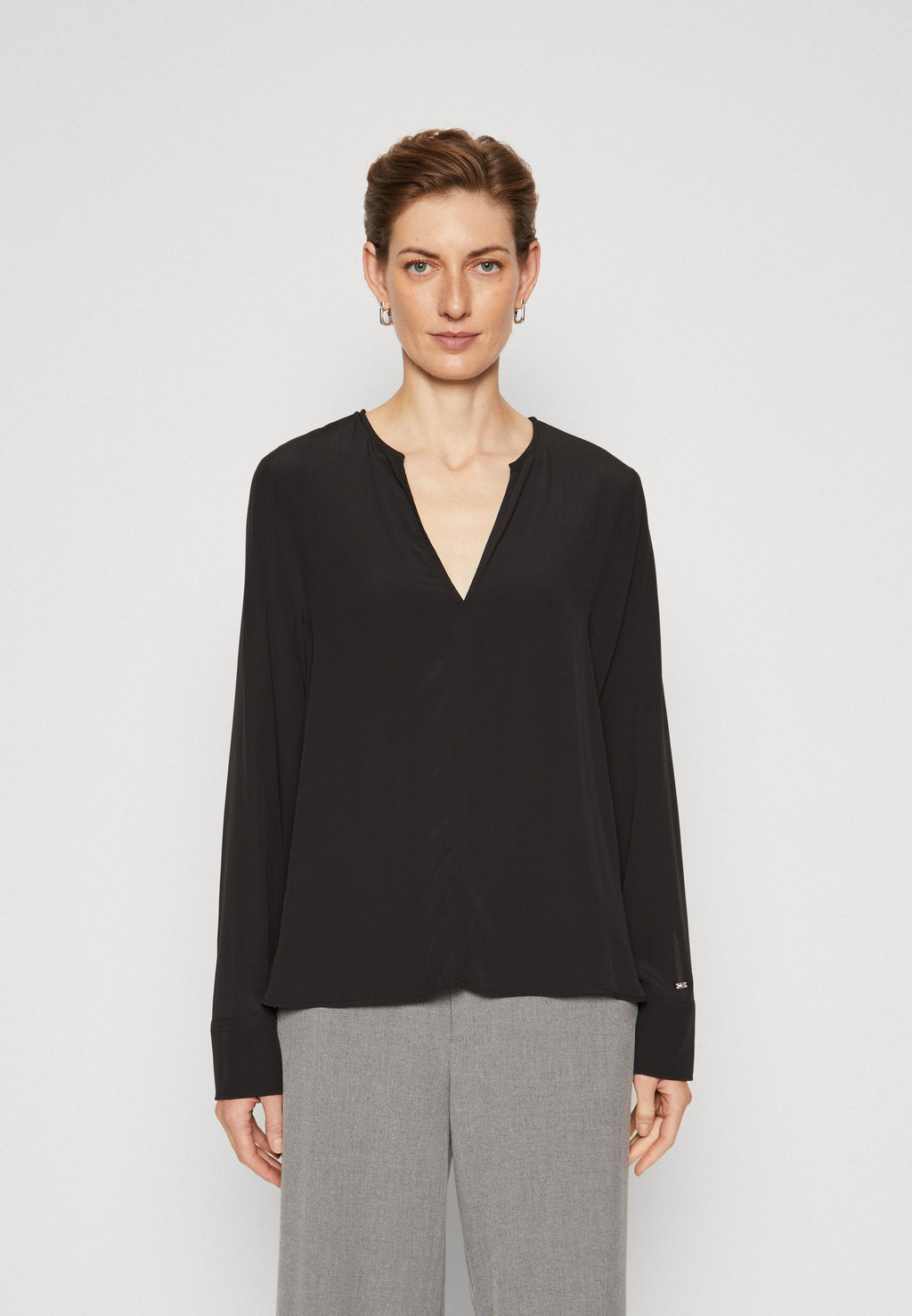 V NECK Media 3