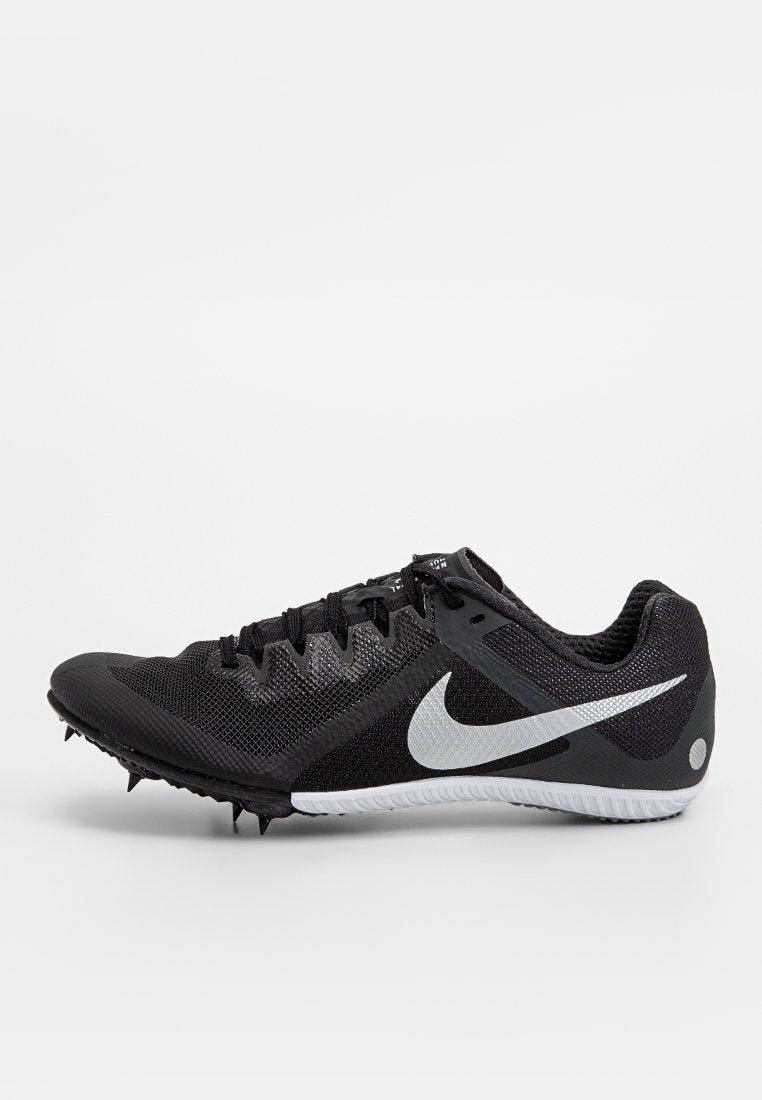Schwarzer Sportschuh mit einem Obermaterial aus Mesh, silbernen Akzenten und einer Spikesohle. Verfügt über ein geschwungenes Design und ein auffälliges Nike-Logo an der Seite.