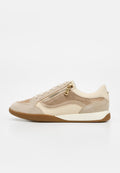 Beiger und hellbrauner Sneaker mit Velours- und Mesh-Einsätzen, vorn mit Schnürung, seitlichem Reißverschluss und weißer Zwischensohle mit brauner Gummiaußensohle.