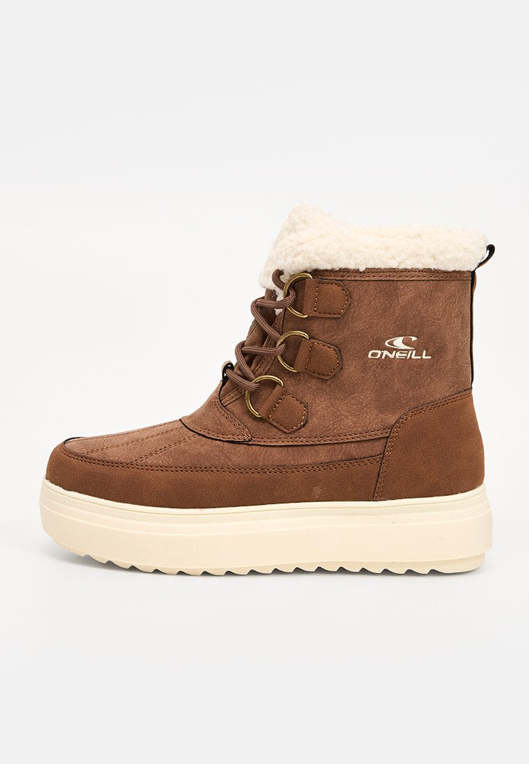 Braune Wildleder-Ankle-Boots mit Kunstfellkragen, Schnürsenkeln und goldenen Akzenten. Dicke cremefarbene Sohle mit strukturiertem Muster für besseren Halt. Markenlogo an der Seite.