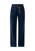 Dunkelblaue Jeanshose mit geradem Schnitt, ausgestattet mit einem Gürtel aus goldenen Kettenakzenten und dem klassischen Fünf-Taschen-Design.