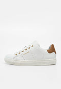 Weißer Ledersneaker mit goldenen Ösen und Branding, braunem Fersenpatch, weißer Sohle und Schnürdesign.