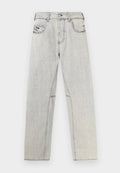 Hellblaue Jeans aus Denim mit geradem Schnitt, kontrastierenden Nähten, zwei Vordertaschen und abgenutzten Details im Stoff.