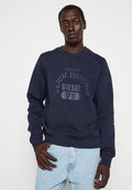 Navyblaues Sweatshirt mit geripptem Rundhalsausschnitt, langen Ärmeln und einem zentralen Grafikdruck mit der Aufschrift "EIGENTUM DER DENIM DIVISION DIESEL 78."