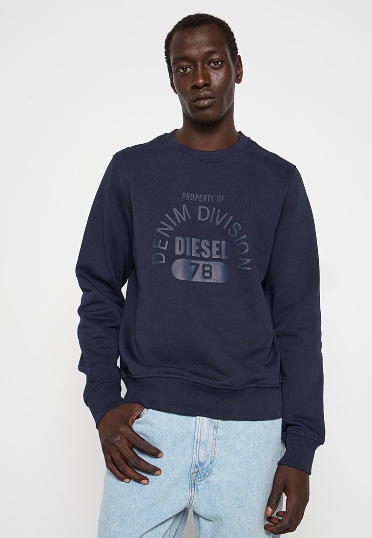 Navyblaues Sweatshirt mit geripptem Rundhalsausschnitt, langen Ärmeln und einem zentralen Grafikdruck mit der Aufschrift "EIGENTUM DER DENIM DIVISION DIESEL 78."