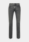 Graue Denim-Jeans mit geradem Bein, Fünf-Taschen-Design und subtiler Ausbleichung; metallene Knopf- und Nähakzente betonen das Material.
