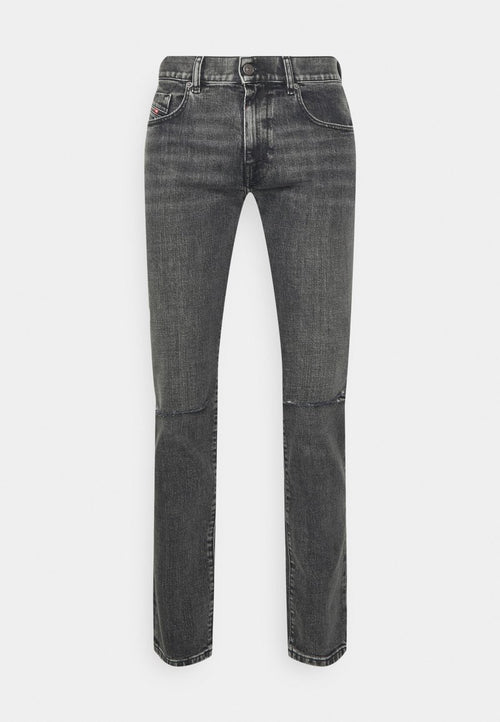 Graue Denim-Jeans mit geradem Bein, Fünf-Taschen-Design und subtiler Ausbleichung; metallene Knopf- und Nähakzente betonen das Material.