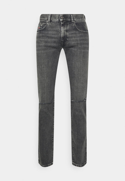 Graue Denim-Jeans mit geradem Bein, Fünf-Taschen-Design und subtiler Ausbleichung; metallene Knopf- und Nähakzente betonen das Material.