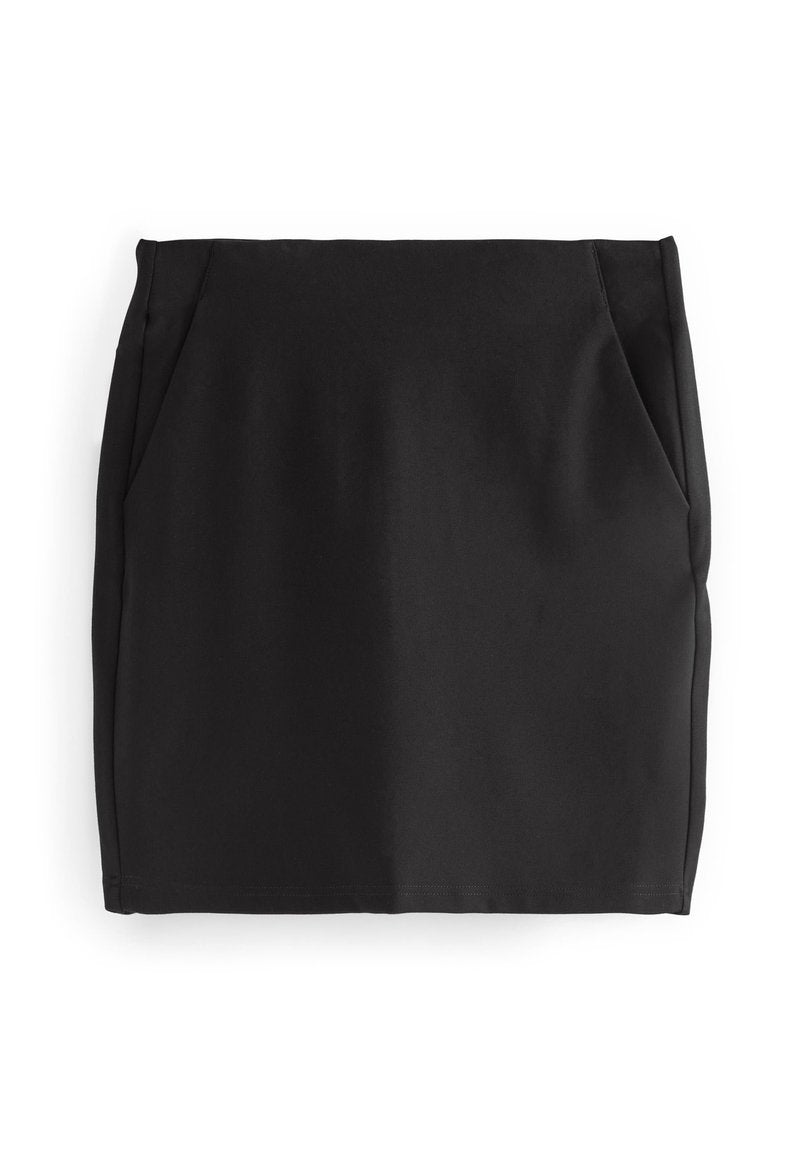 Schwarzer Rock mit glatter Textur, zwei seitlichen Taschen, geradem Schnitt und einem Saum, der über dem Knie endet.