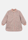 Puffige rosa gesteppte Jacke mit floralem Muster, geripptem Kragen und Bündchen, Frontreißverschluss und zwei Seitentaschen.