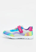 Kinderschuh mit weißem Netzgewebe, pinkem Riemen, mehrfarbigen Schnürsenkeln und Regenbogenverlauf-Akzenten an Sohle und Ferse, auf weißem Hintergrund dargestellt.