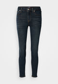 Dunkelblaue Denim-Jeans im Slim-Fit. Merkmale sind fünf Taschen, ein Knopfverschluss und dezente Stickdetails. Glatte Textur, nach unten schmal zulaufendes Bein.