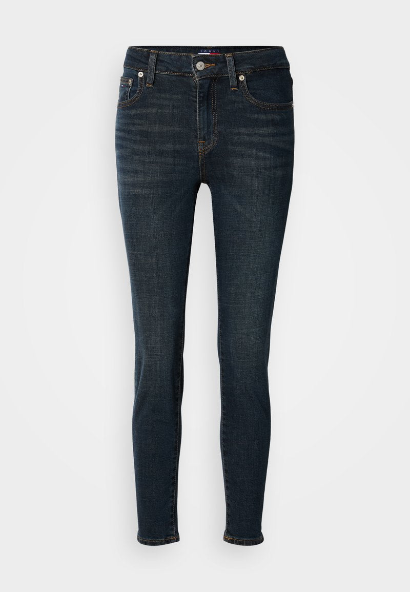 Dunkelblaue Denim-Jeans im Slim-Fit. Merkmale sind fünf Taschen, ein Knopfverschluss und dezente Stickdetails. Glatte Textur, nach unten schmal zulaufendes Bein.