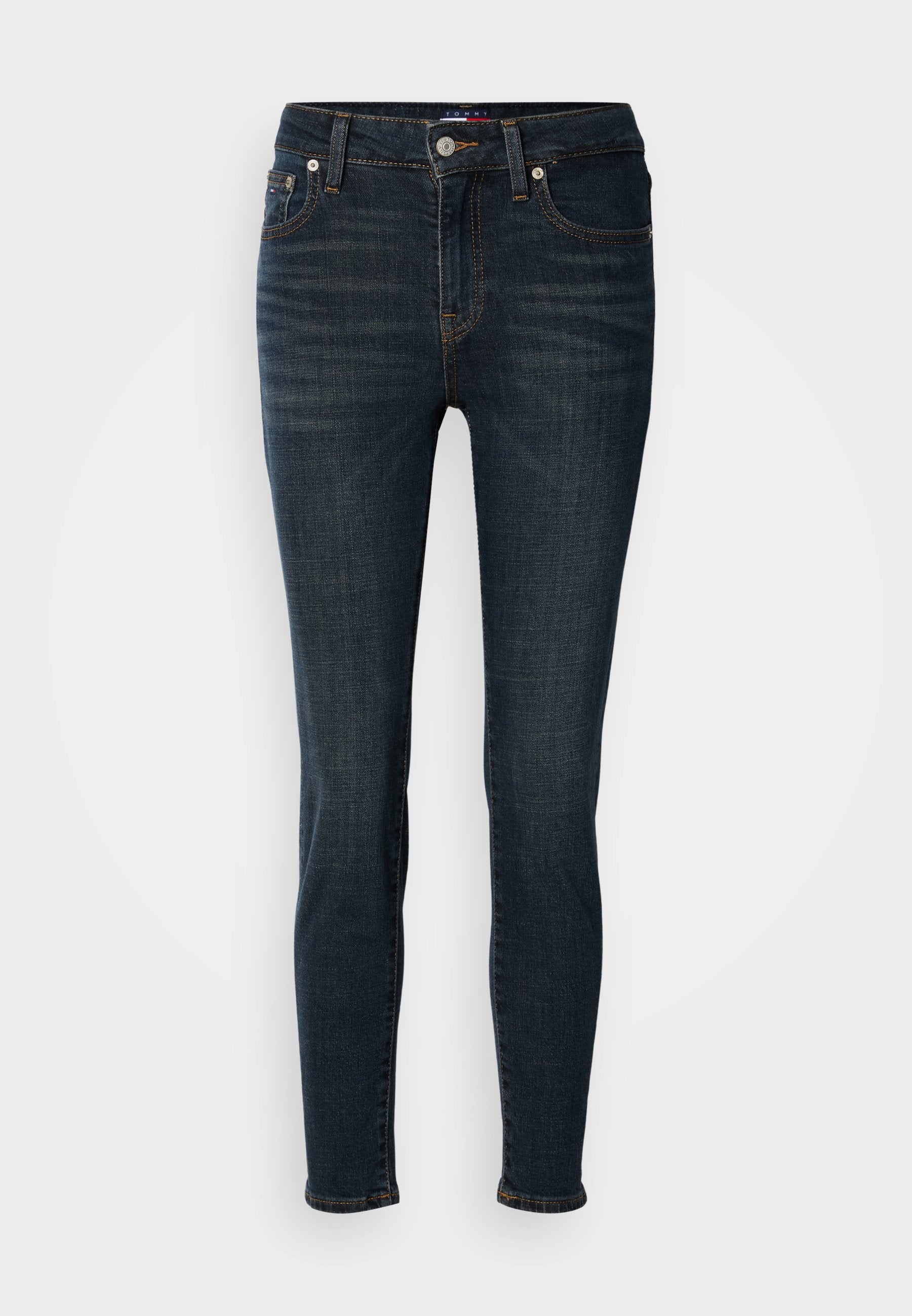 Dunkelblaue Denim-Jeans im Slim-Fit. Merkmale sind fünf Taschen, ein Knopfverschluss und dezente Stickdetails. Glatte Textur, nach unten schmal zulaufendes Bein.