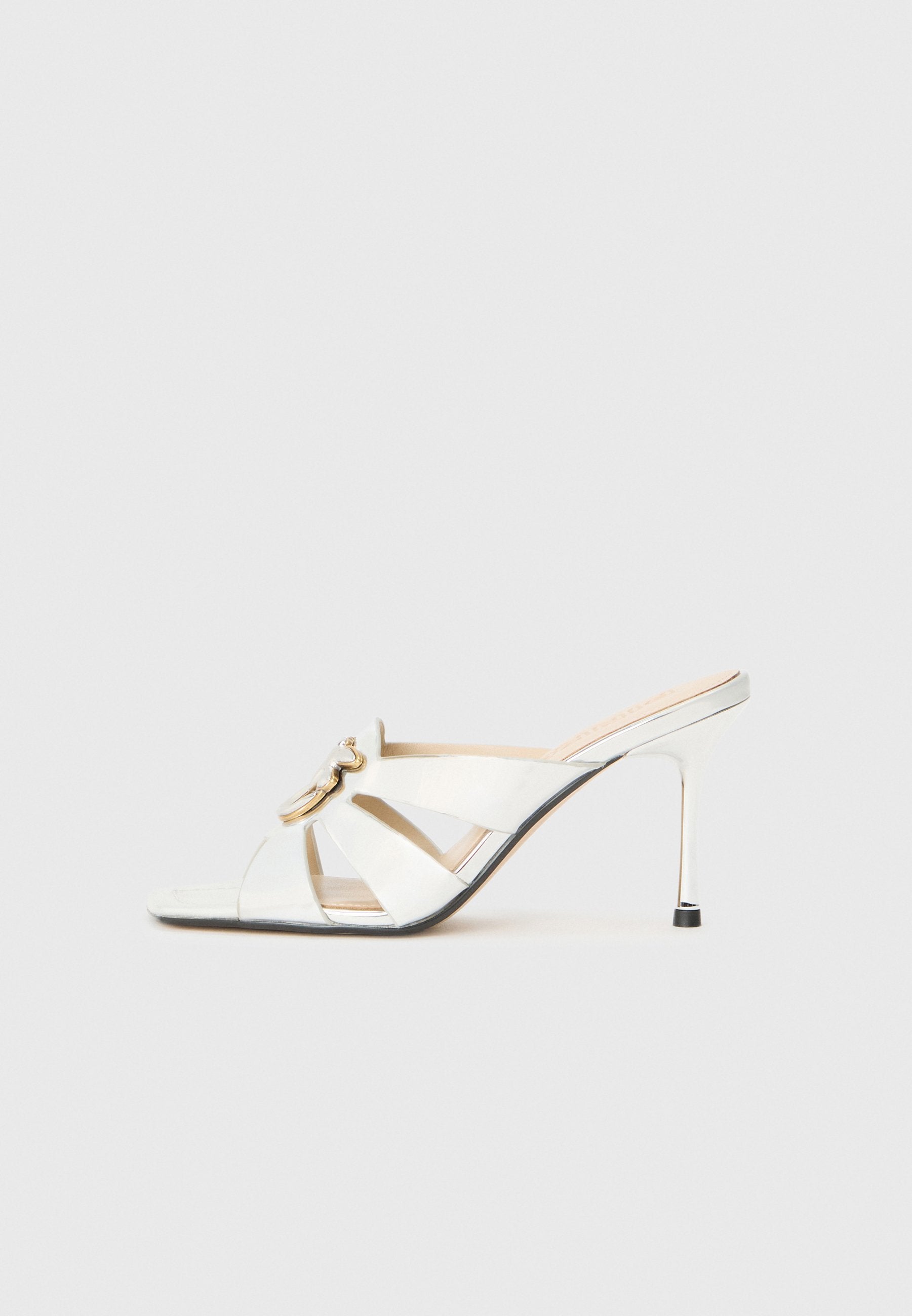 Weißer hochhackiger Sandale mit offenem Zeh, schrägen Riemen, goldenen Akzenten und glänzendem Finish; schlanker, metallischer Stiletto-Absatz.