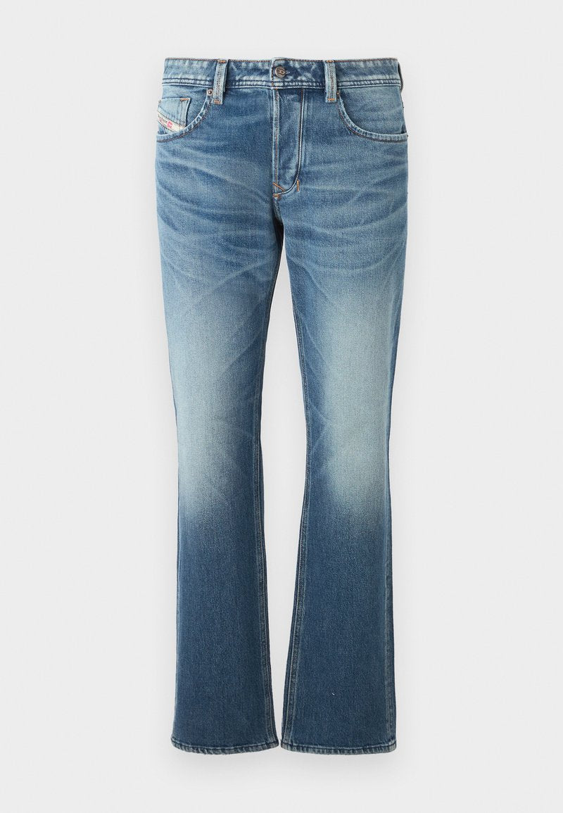 Blaue Jeans aus Denim mit einem ausladenden Design, einer ausgewaschenen Optik, fünf Taschen und kontrastierenden Nähten. Knopfverschluss am Bund.