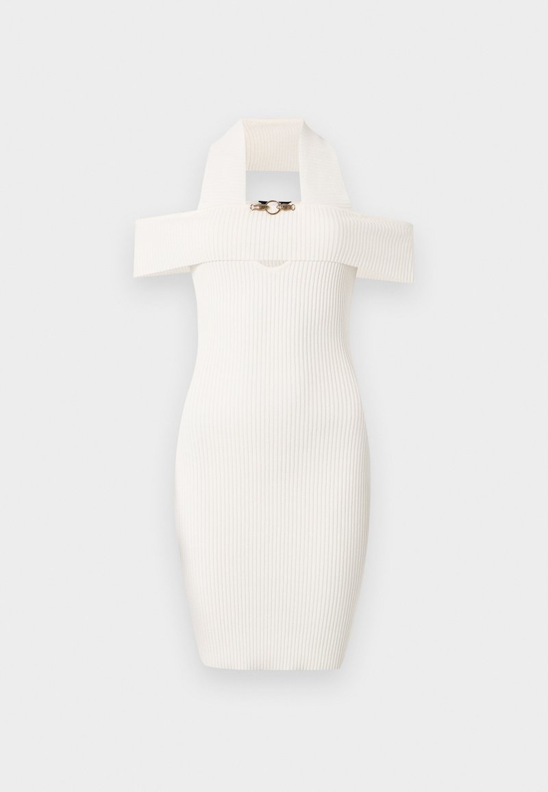 Rippendes weißes Kleid mit taillierter Form, schulterfreier Gestaltung und einem markanten großen Kragen mit einem goldenen Hardware-Akzent vorne.